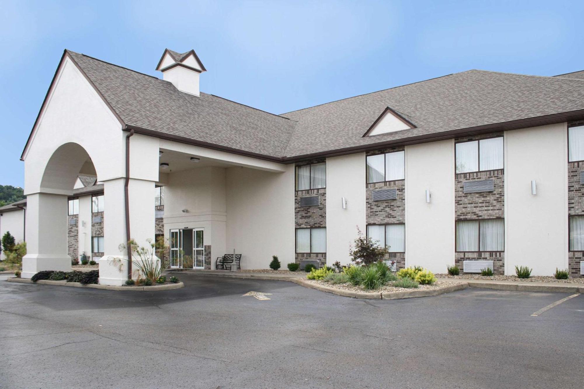 Schoenbrunn Inn New Philadelphia Exterior photo